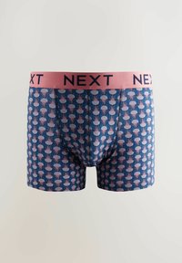 Blaue Boxershorts mit einem Muster von Quallen in Rosa und Weiß, mit einem pinken elastischen Bund, der mit dem schwarzen Text "NEXT" beschriftet ist.