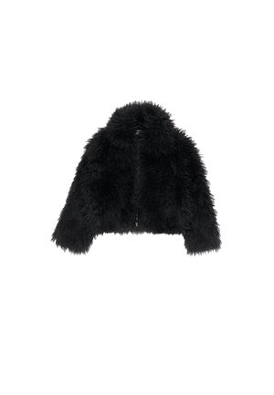 Chaqueta de piel sintética negra con un alto cuello, diseño corto y mangas largas; cuenta con un cierre frontal de cremallera y un acabado suave y texturizado.
