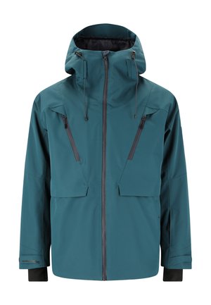 Chaqueta impermeable color azul verdoso con cuello alto, capucha ajustable y dos bolsillos en el pecho con cremallera. Presenta una textura lisa y costuras reforzadas.