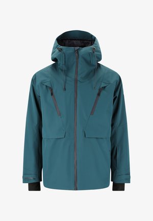 Chaqueta impermeable color azul verdoso con cuello alto, capucha ajustable y dos bolsillos en el pecho con cremallera. Presenta una textura lisa y costuras reforzadas.