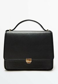 Schwarze Lederhandtasche mit strukturiertem Design, oberem Griff, goldfarbener Hardware und Klappenverschlus. Glatte Textur mit Steppnähten.