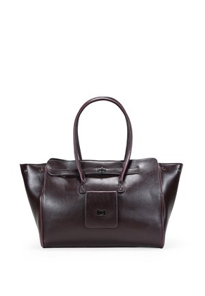 Bolso tote de cuero burdeos oscuro con dos asas, un bolsillo delantero y detalles mínimos de herrajes. Textura suave con forma estructurada.