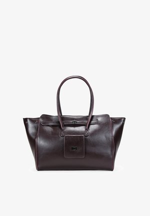 Bolso tote de cuero burdeos oscuro con dos asas, un bolsillo delantero y detalles mínimos de herrajes. Textura suave con forma estructurada.