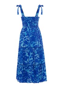 Abito blu floreale con spalline regolabili, corpetto arricciato e orlo a balze a strati. Realizzato in tessuto leggero con una texture trasparente.