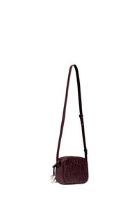 Borsa a tracolla bordeaux realizzata in pelle texturizzata, con lettering del marchio in rilievo, chiusura con zip e tracolla regolabile.