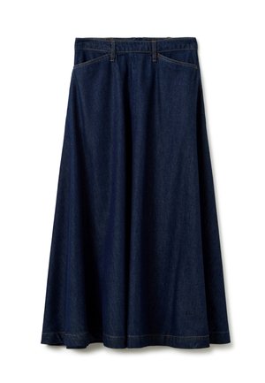 Dunkelblaue Denim-A-Linien-Rock mit Gürtelschlaufen, Vordertaschen und sichtbarer orangefarbener Nähte, auf einem weißen Hintergrund präsentiert.