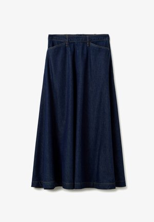 Dunkelblaue Denim-A-Linien-Rock mit Gürtelschlaufen, Vordertaschen und sichtbarer orangefarbener Nähte, auf einem weißen Hintergrund präsentiert.