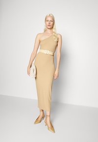 Vero Moda Tall VMUDAVA ONE SHOULDER DRESS  - Vestido de malha - irish cream
