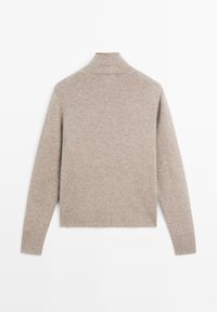 Světlé béžové svetřík s vysokým límcem a žebrovaným lemem, vyrobený z měkké texturované látky, s dlouhými rukávy a volným střihem.