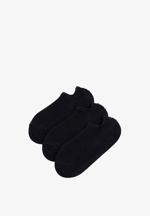 Trzy pary prostych, czarnych skarpetek do kostek ułożonych obok siebie na białym tle.