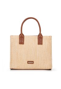 Borsa tote di paglia color paglierino con manici in pelle marrone. Presenta una forma rettangolare e una placca con logo in metallo sulla parte anteriore. Superficie intrecciata con texture.