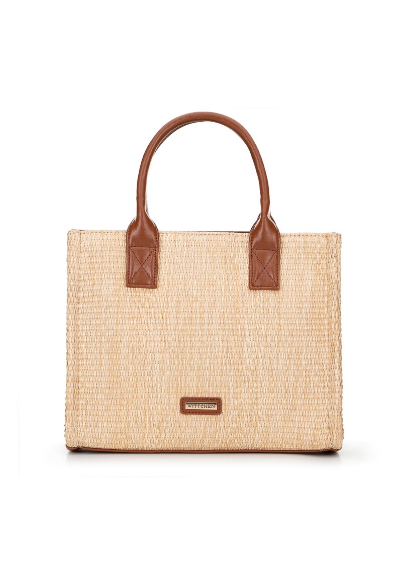 Borsa tote di paglia color paglierino con manici in pelle marrone. Presenta una forma rettangolare e una placca con logo in metallo sulla parte anteriore. Superficie intrecciata con texture.