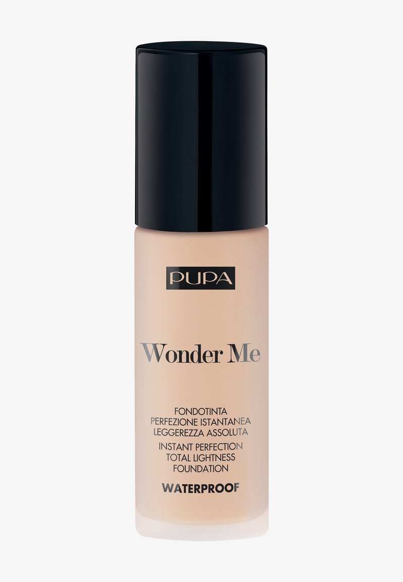 Pupa Wonder Me Foundation in einer klaren Flasche mit schwarzem Deckel. Hellbeige Farbe, mit dem Aufdruck "wasserfest" und Produktbeschreibung in schwarzer Schrift.