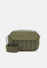 Borsa a tracolla verde oliva realizzata in materiale sintetico testurizzato, caratterizzata da un motivo geometrico, chiusura con zip e tracolla removibile.