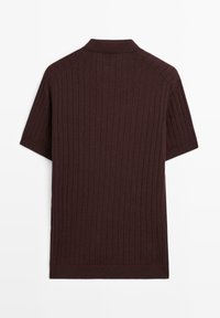 Burgundy ränderad pikétröja med klassisk krage, korta ärmar och en texturerad tyg med vertikala ränder. Ingen synlig hårdvara.
