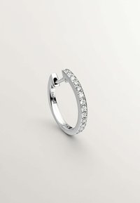 Pendiente de aro de plata con una fila de cristales transparentes a lo largo del borde exterior, que muestra un acabado pulido y una forma curvada.