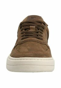 Sneaker in suede marrone con suola in gomma bianca, caratterizzato da una punta rotonda, lacci piatti e dettagli cuciti sulla parte superiore.