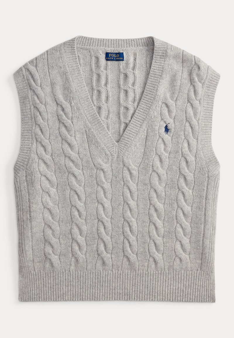 Grå kabelstrikket sweatervest med V-hals, ribbet kant og et lille blåt broderet logo på brystet. Fremstillet af blødt strikkemateriale.