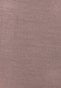 Detailný záber na mäkkú pletenú tkaninu s rebrovanou textúrou v tlmenom fialovohnedom odtieni.