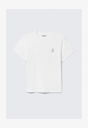 T-shirt branca em algodão com mangas curtas, apresentando um pequeno bordado de um urso roxo na área do peito esquerdo. Design de gola redonda.
