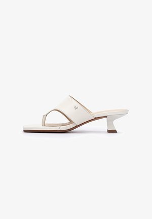 Sandales à talons en cuir blanc avec un design à bride en T et bout ouvert. Elles présentent un talon bloc bas et un détail de logo subtil sur le côté.