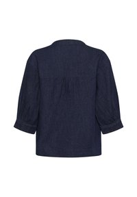 Tumši zili džinsi krekls ar 3/4 puff piedurknēm, taisnu apakšmalu un aizmugurē esošu pārsēju ar nelielām iekrāsošanām, parādīts no aizmugures uz balta fona.