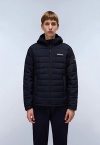 Granatowa pikowana kurtka z przodu na zamek błyskawiczny i kapturem, o poziomej pikowanej fakturze oraz z logo na piersi i rękawie.