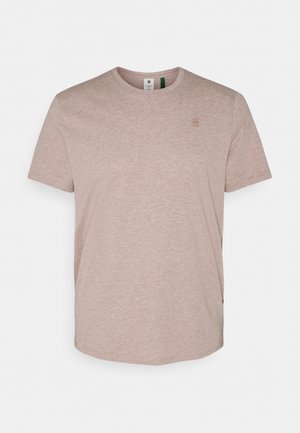 T-shirt beige à manches courtes et col rond, avec une texture chinée subtile et un petit logo en haut à gauche de la poitrine.