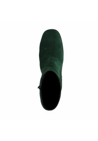 Groene suède enkellaars met een ronde neus en een rits aan de zijkant. Gladde textuur en minimale details, die een gestroomlijnd ontwerp benadrukken.