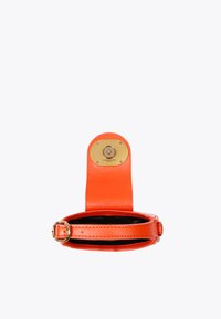 Borsa a mano in pelle arancione con design arrotondato, chiusura in metallo dorato e superficie liscia. Ideale per uso casual o formale.