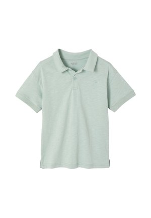 Hellminzgrünes Polo-T-Shirt mit kurzen Ärmeln, Kragen, zweiknöpfiger Blende und kleinem besticktem Palmenmotiv auf der linken Brust.