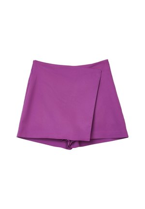 Lila Wickelsort-Shorts mit glatter Textur und geradem Saum, entworfen mit einer einfachen Silhouette und ohne sichtbare Beschläge.