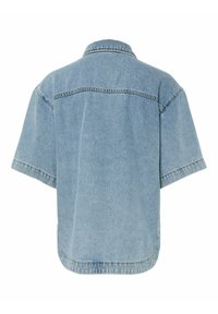 Camicia di jeans azzurro chiaro a maniche corte con colletto classico, caratterizzata da un'orlo dritto e cuciture visibili ai lati.