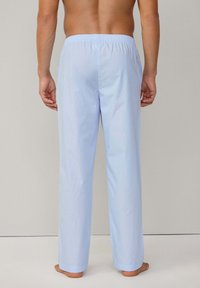 Hellblaue Schlafanzughose mit einem elastischen Bund, die ein dezentes gestreiftes Muster und ein lässiges, gerades Bein-Design aufweist.