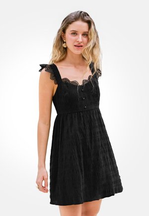 Cupshe, ELEGANT SMOCKED SUN - Vestido informal - black