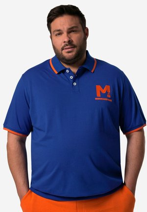 Sininen polo-paita, jossa on oranssit yksityiskohdat kauluksessa ja hihoissa. Edessä on pieni oranssi logo rinnassa ja rento malli.