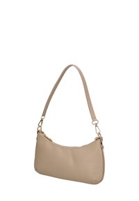 Beige leren schoudertas met een gestructureerd oppervlak, gebogen vorm en een enkele schouderriem. Voorzien van een ritssluiting aan de bovenkant en accenten in goudkleurig beslag.