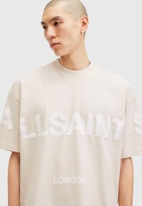AllSaints BIGGY CREW - Camiseta estampada - true beige