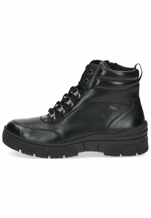 Bottines montantes en cuir noir avec finition texturée, œillets en métal, semelle épaisse noire et col rembourré. Présente un détail de logo sur le côté.
