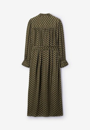 Robe longue verte avec un motif floral en rose et crème. Elle présente un dos plissé, des manches longues et une ceinture à nouer à la taille.