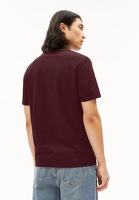 ARMEDANGELS JAAMES - T-Shirt basic - cranberry juice