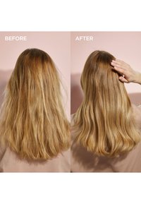 Före: torrt, frissigt, ljust brunt hår. Efter: mjukt, vågigt, hälsosamt ljust brunt hår med en glansig finish. Rosa bakgrund.