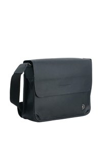 Borsa a tracolla nera in pelle con chiusura a patta, tracolla regolabile e dettaglio del logo in rilievo sulla parte frontale. Texture liscia, forma rettangolare.