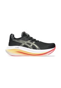 Chaussure de sport noire avec une tige texturée, accents dorés, semelle rembourrée en dégradé blanc et orange, dotée d'un talon surélevé et de lacets.