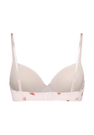 Lichtroze beha met aardbeienprint op de band, gladde gevormde cups en verstelbare bandjes, gezien vanaf de achterkant met haak-en-oogsluiting.