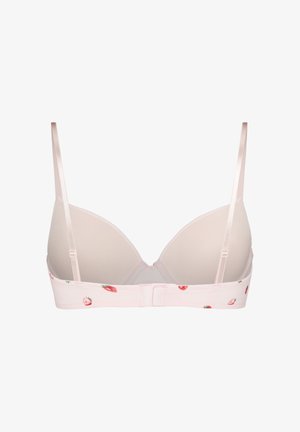 Lichtroze beha met aardbeienprint op de band, gladde gevormde cups en verstelbare bandjes, gezien vanaf de achterkant met haak-en-oogsluiting.