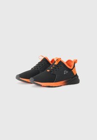 Ténis desportivos pretos com detalhes laranja, parte superior em malha, gola acolchoada, design com atacadores e sola de borracha com aderência texturizada.