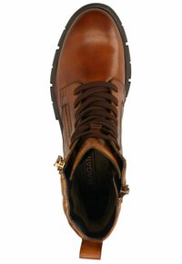 Stivale alla caviglia in pelle marrone con punta rotonda, chiusura con lacci sul davanti e zip laterale. Superficie strutturata con suola resistente in gomma nera.