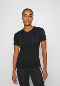 Camiseta deportiva negra de manga corta, confeccionada con un tejido liso y elástico, con un diseño ajustado. Presenta un cuello redondo clásico y costuras mínimas.