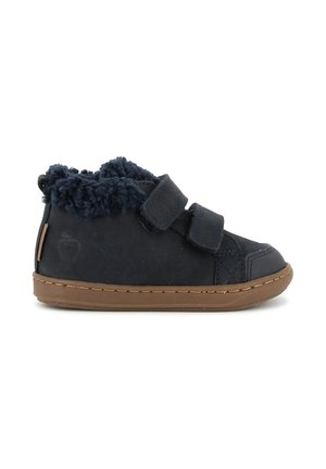 Chaussure enfant bleu marine avec semelle marron, deux bandes Velcro et une doublure en polaire douce autour de la cheville pour la chaleur et le confort.